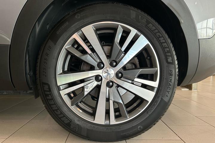 Grå Peugeot 3008 fra 2021