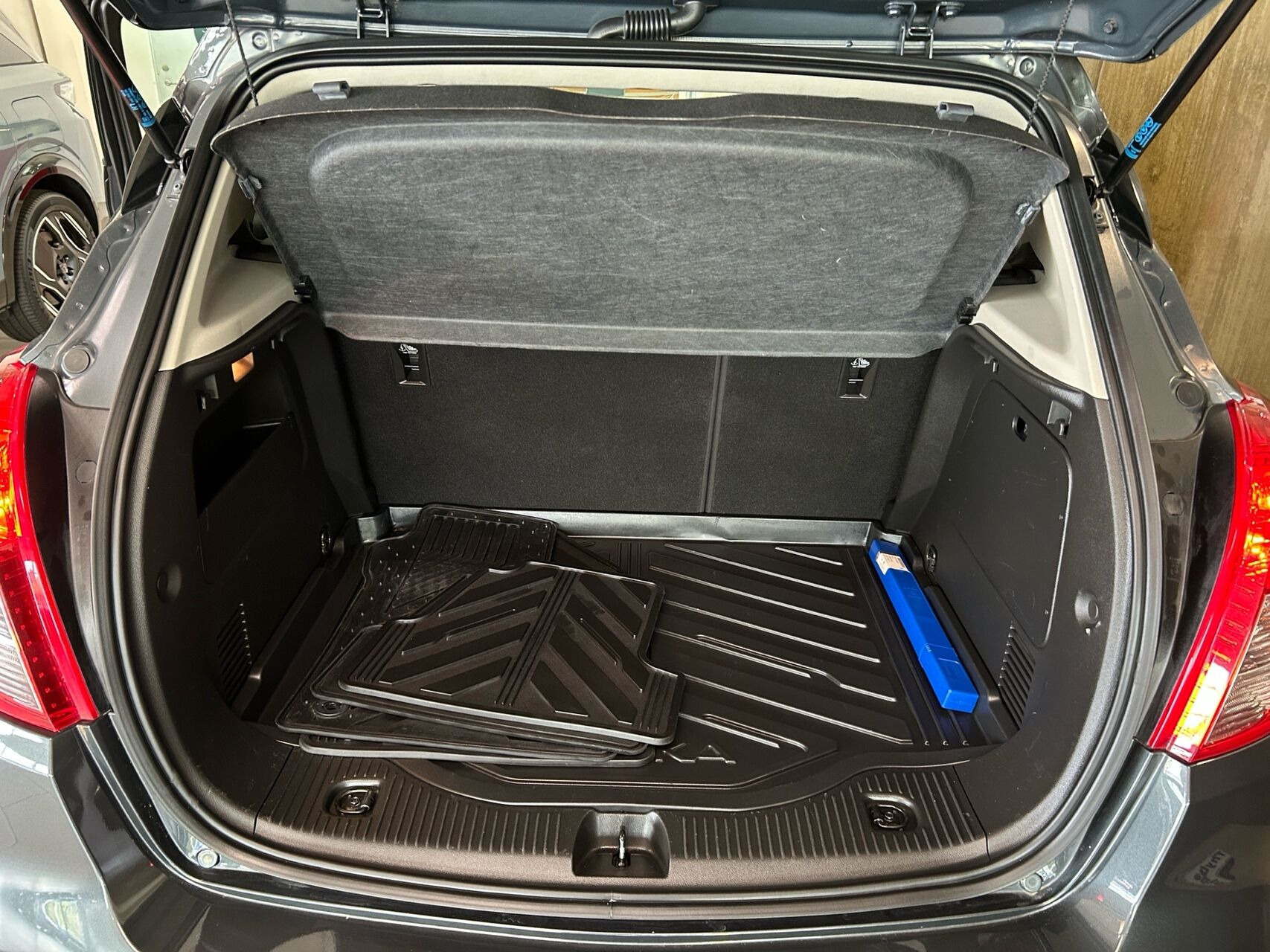 Grå Peugeot 3008 fra 2021