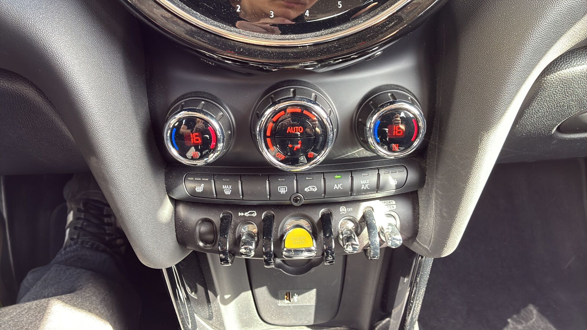 Grå Mini Cooper fra 2021