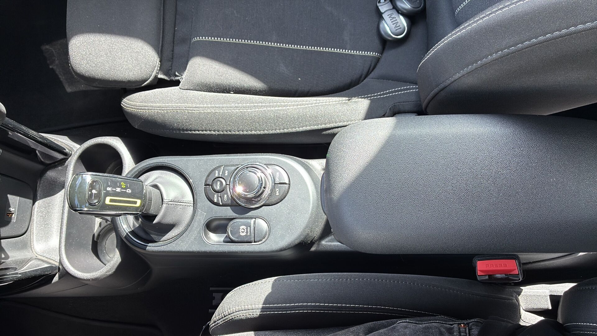 Grå Mini Cooper fra 2021