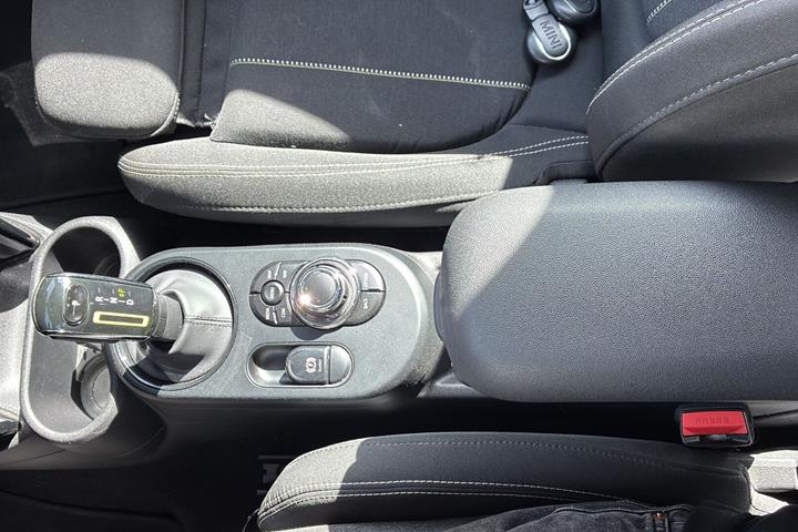 Grå Mini Cooper fra 2021