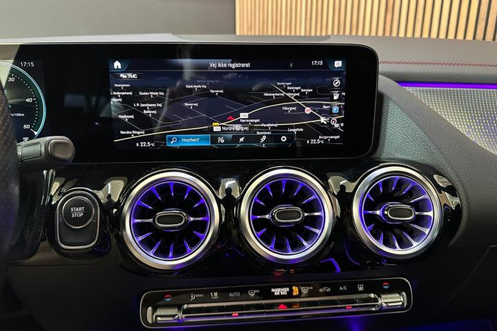 Blå Mercedes EQA250 fra 2022