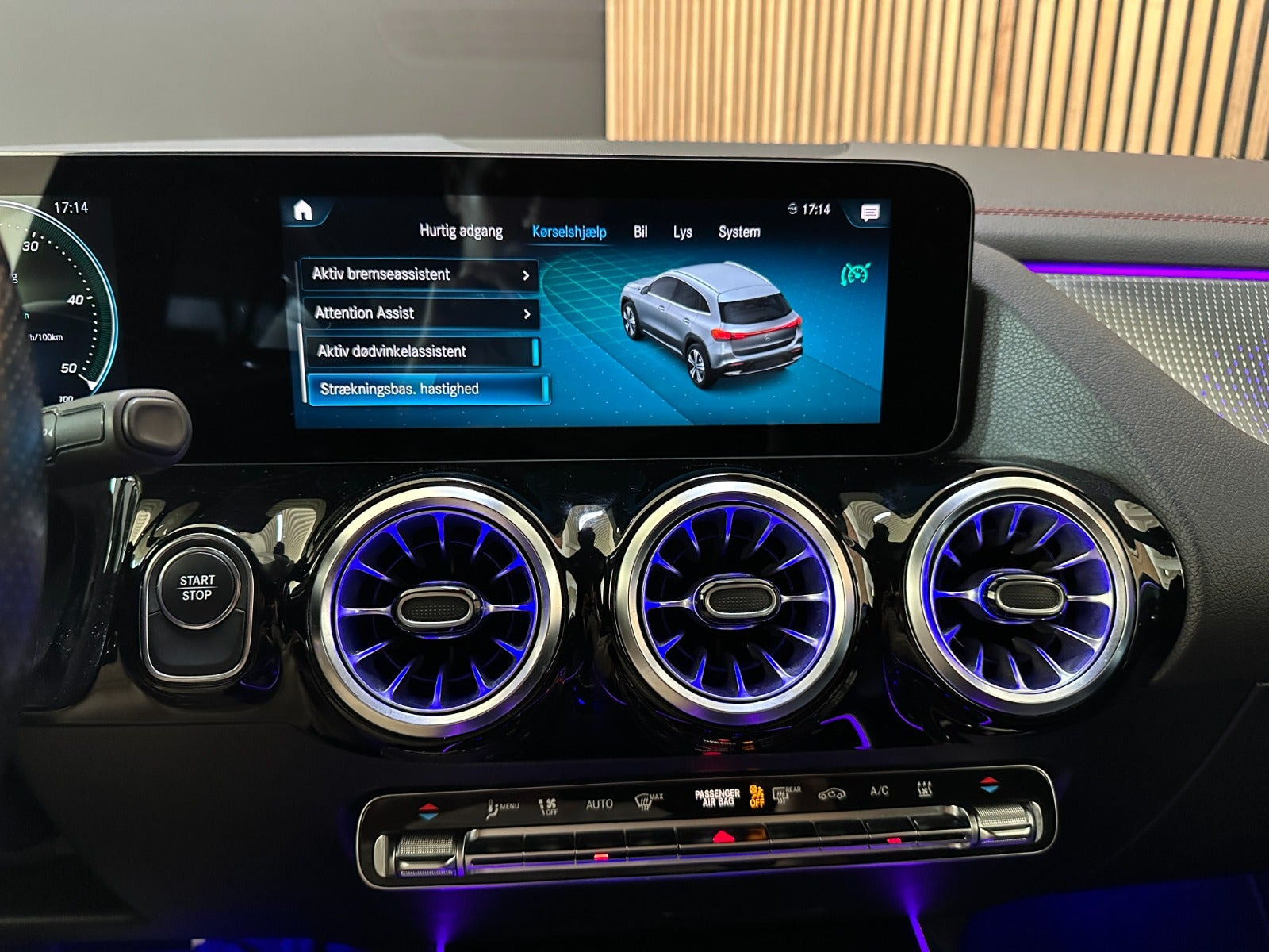 Blå Mercedes EQA250 fra 2022