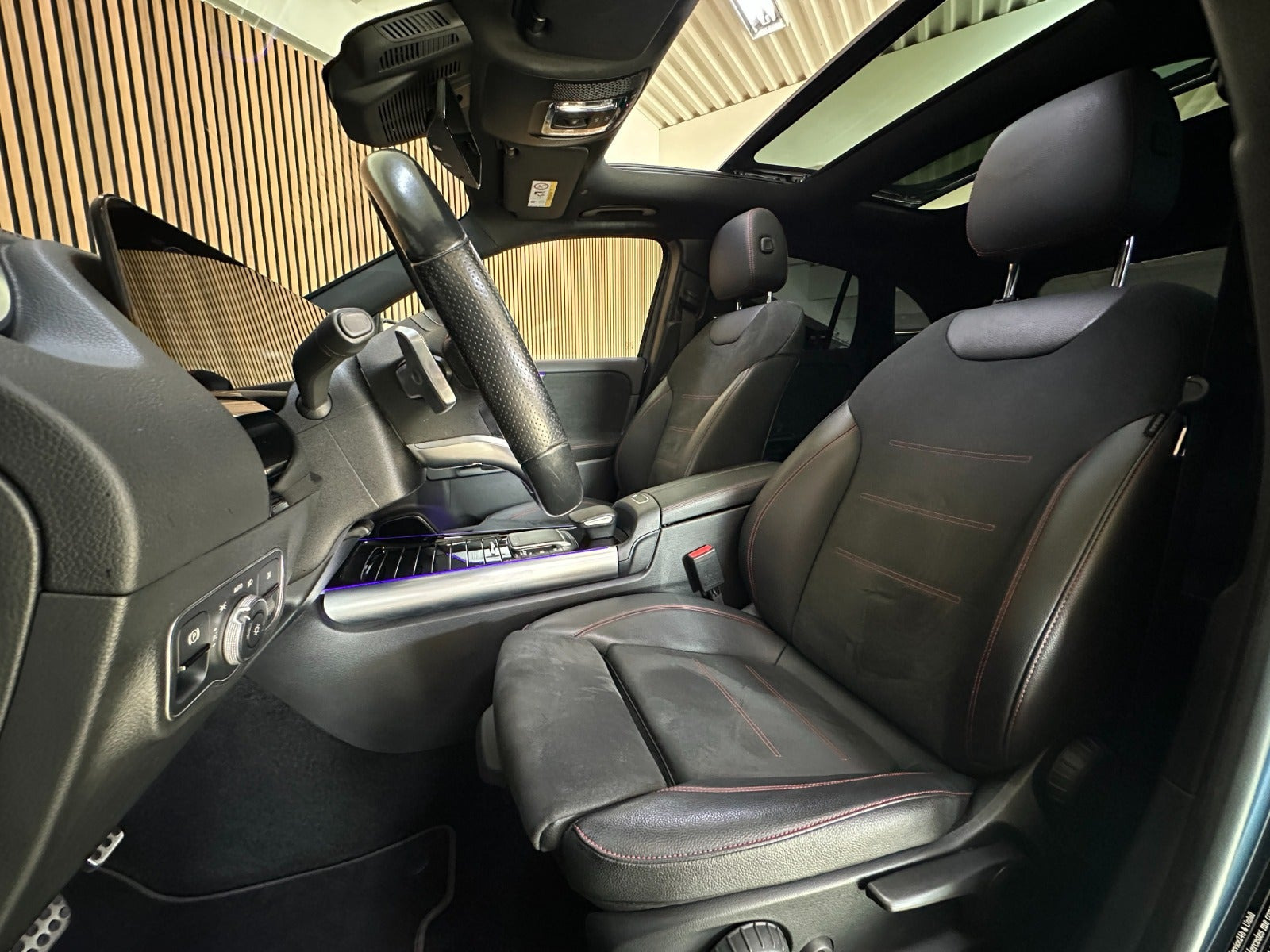 Blå Mercedes EQA250 fra 2022