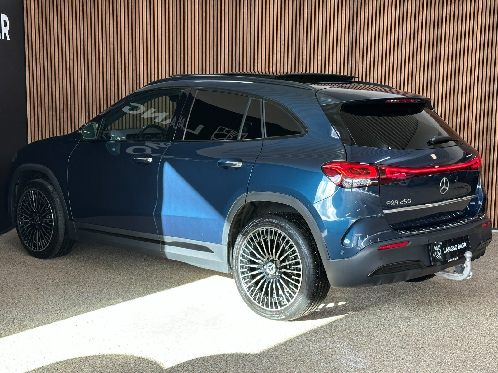 Blå Mercedes EQA250 fra 2022