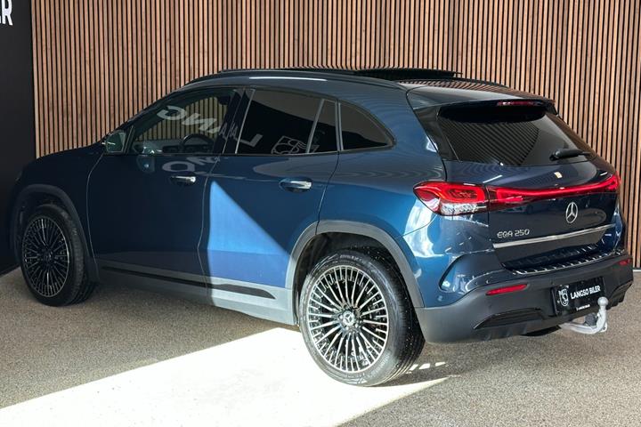 Blå Mercedes EQA250 fra 2022