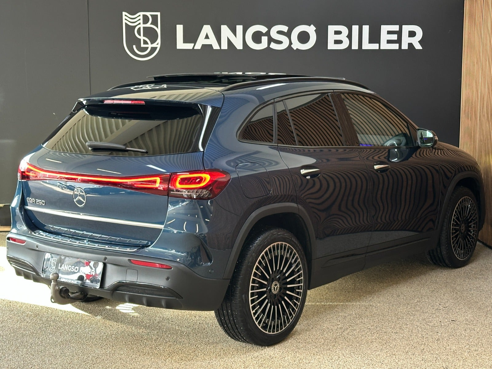 Blå Mercedes EQA250 fra 2022