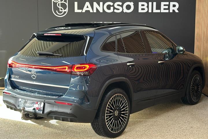 Blå Mercedes EQA250 fra 2022