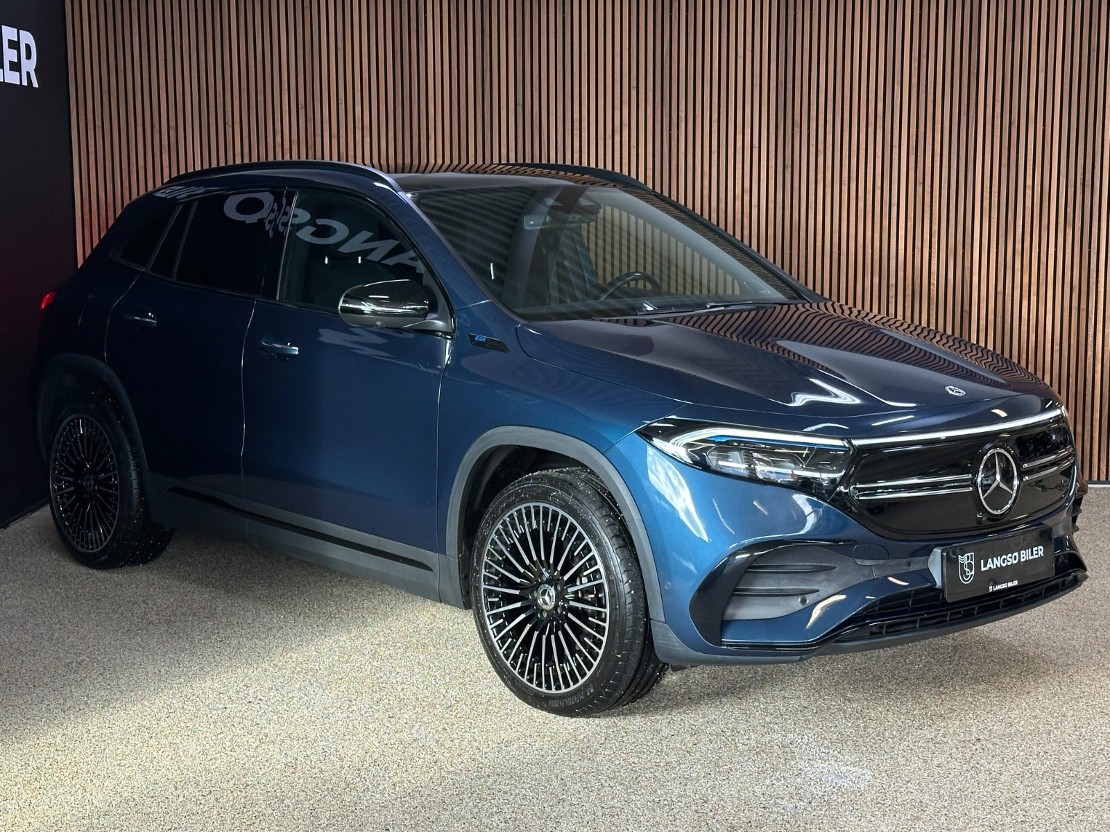Blå Mercedes EQA250 fra 2022