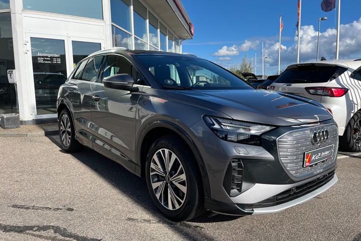 Grå Audi Q4 e-tron fra 2023