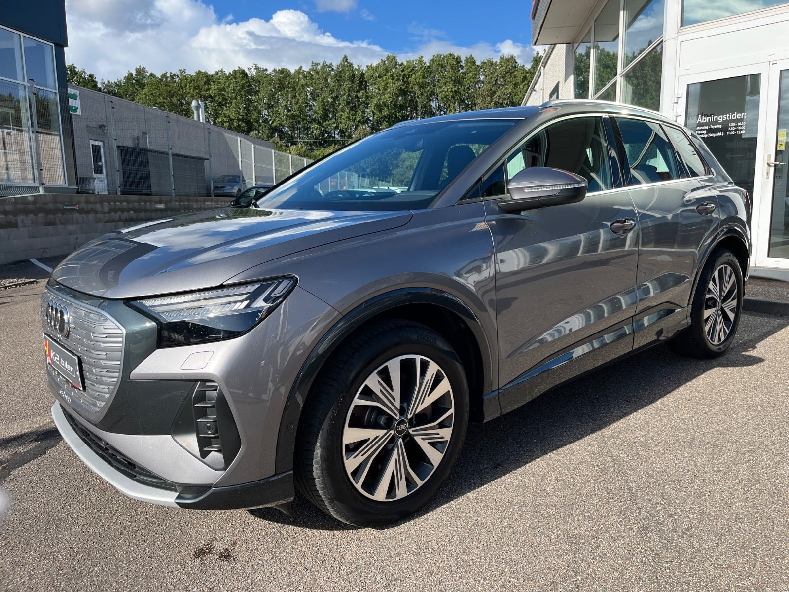 Grå Audi Q4 e-tron fra 2023