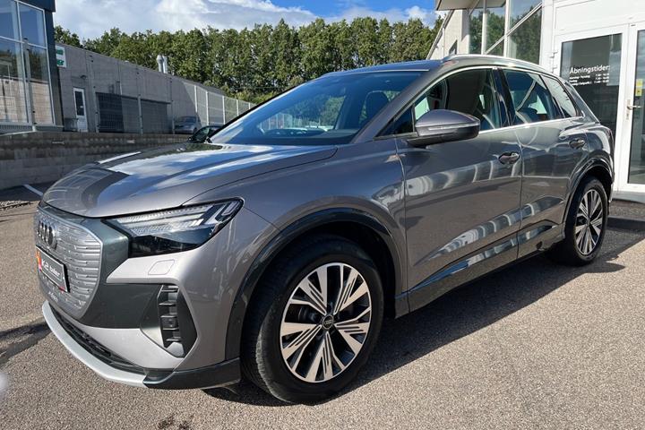 Grå Audi Q4 e-tron fra 2023
