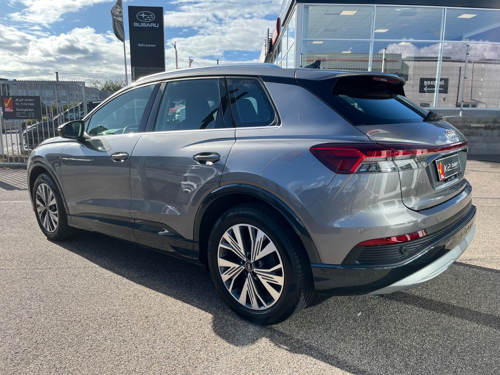 Grå Audi Q4 e-tron fra 2023
