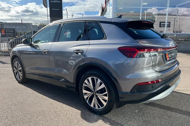 Grå Audi Q4 e-tron fra 2023