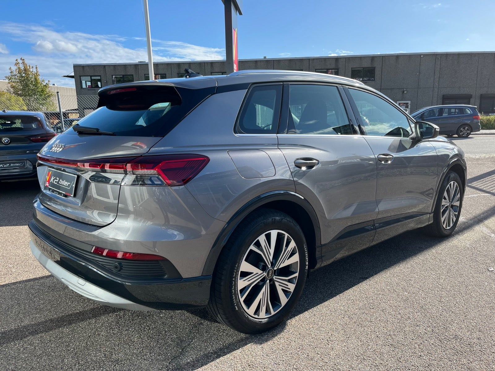 Grå Audi Q4 e-tron fra 2023