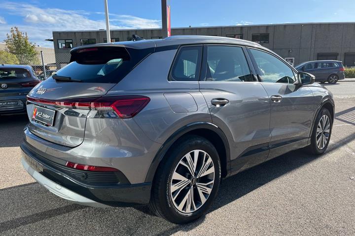 Grå Audi Q4 e-tron fra 2023
