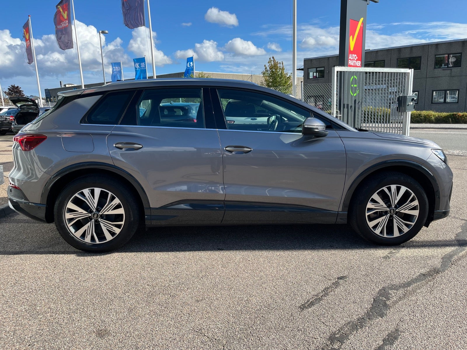 Grå Audi Q4 e-tron fra 2023