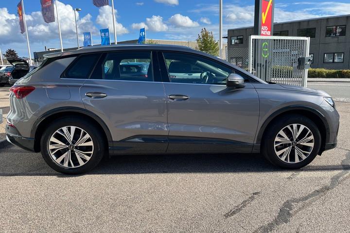 Grå Audi Q4 e-tron fra 2023