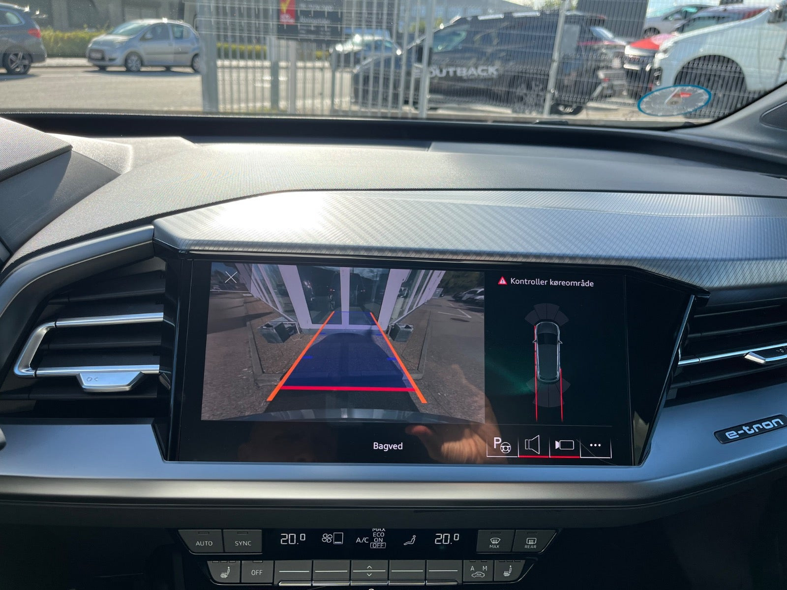 Grå Audi Q4 e-tron fra 2023