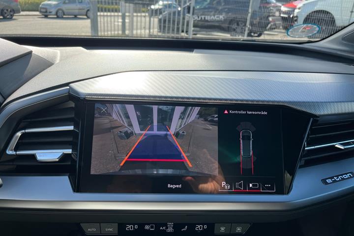 Grå Audi Q4 e-tron fra 2023