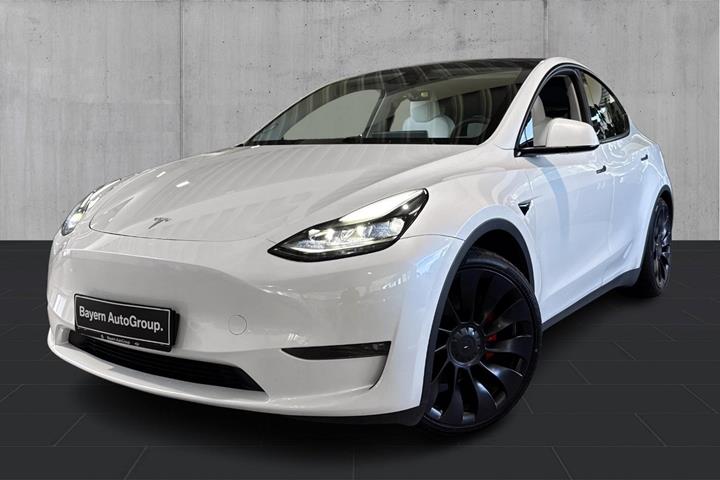 Hvid Tesla Model Y fra 2023 set udefra