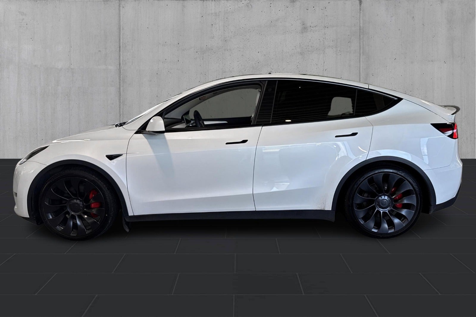 Hvid Tesla Model Y fra 2023