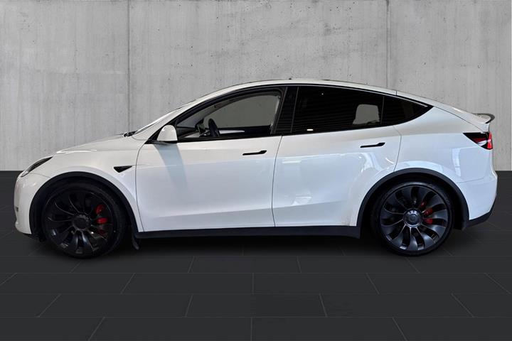 Hvid Tesla Model Y fra 2023