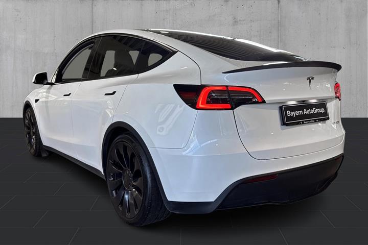 Hvid Tesla Model Y fra 2023