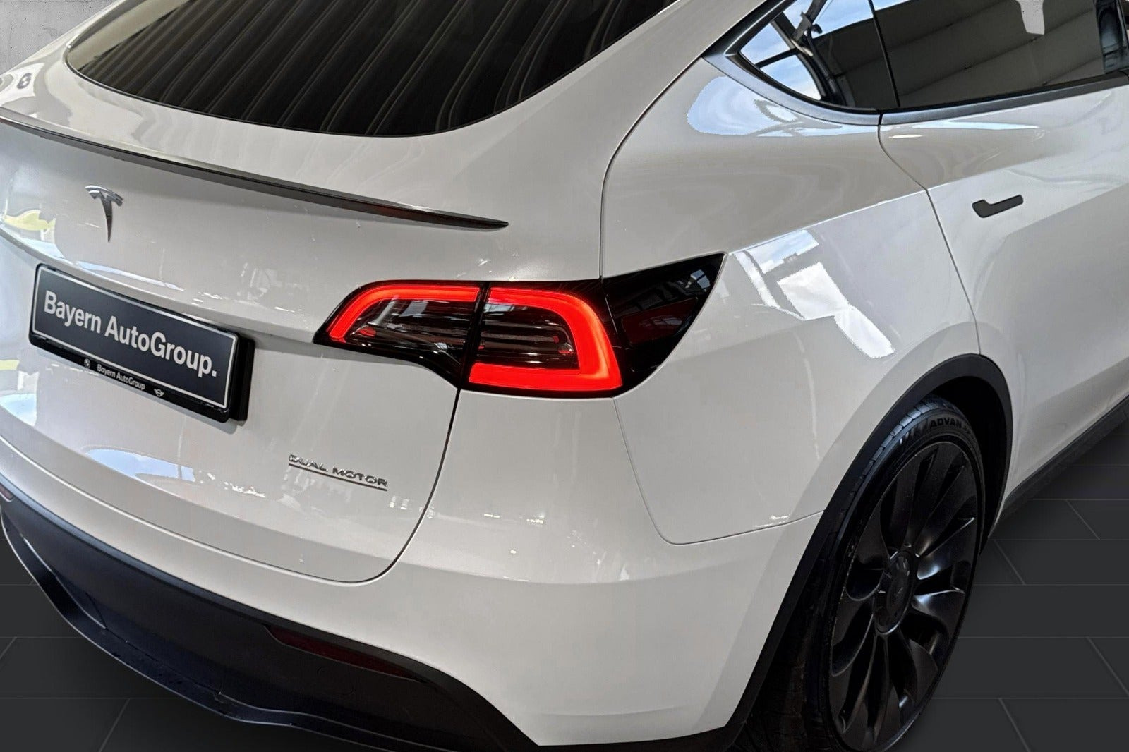 Hvid Tesla Model Y fra 2023