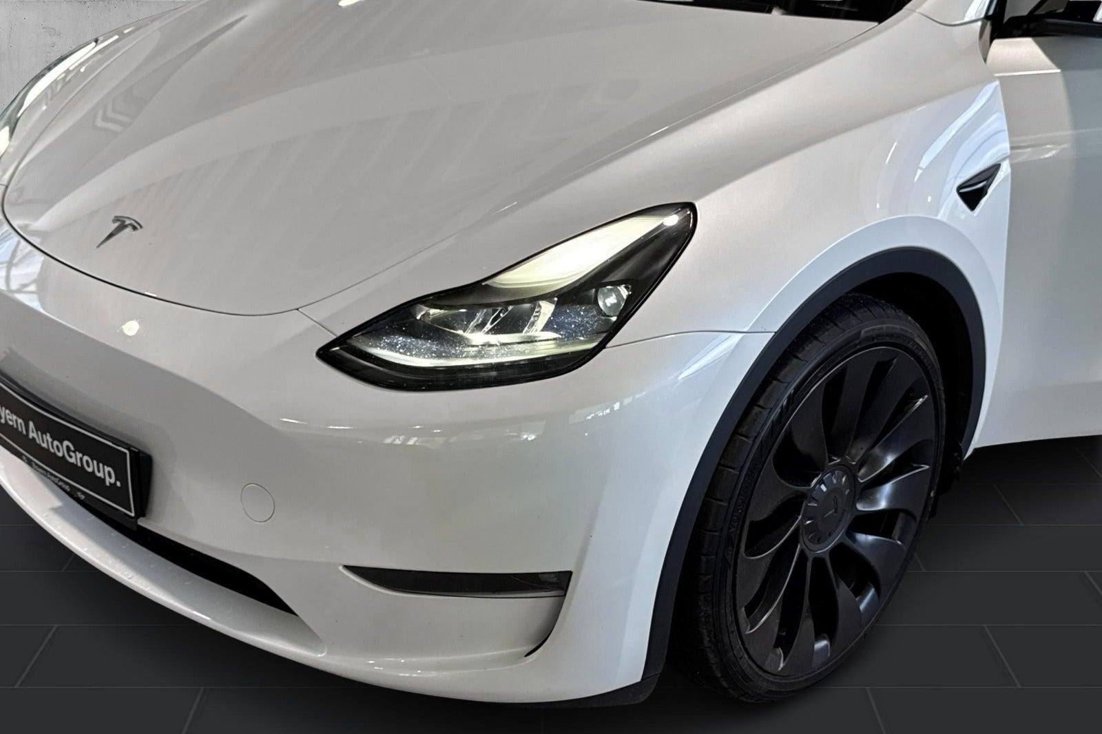 Hvid Tesla Model Y fra 2023