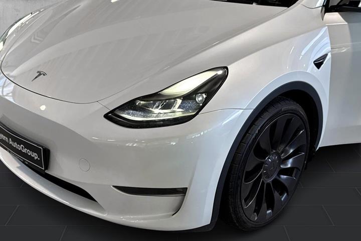 Hvid Tesla Model Y fra 2023