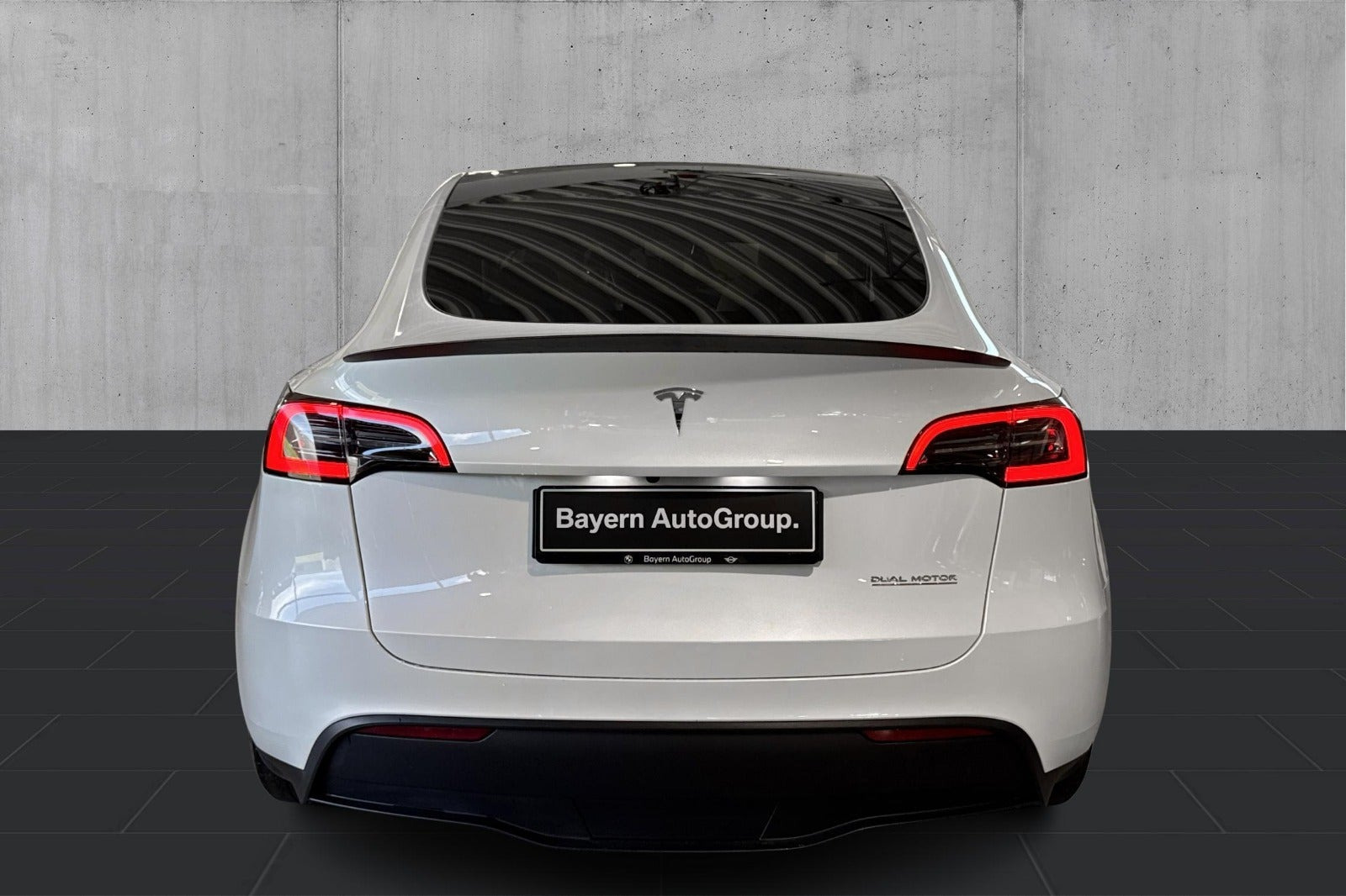 Hvid Tesla Model Y fra 2023