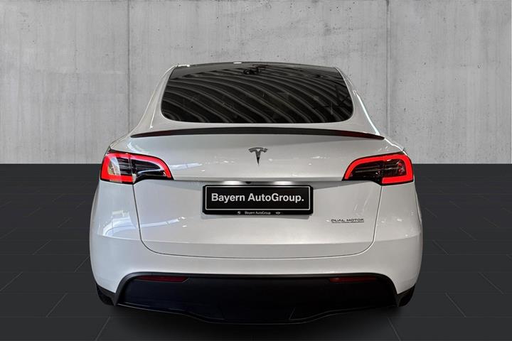 Hvid Tesla Model Y fra 2023