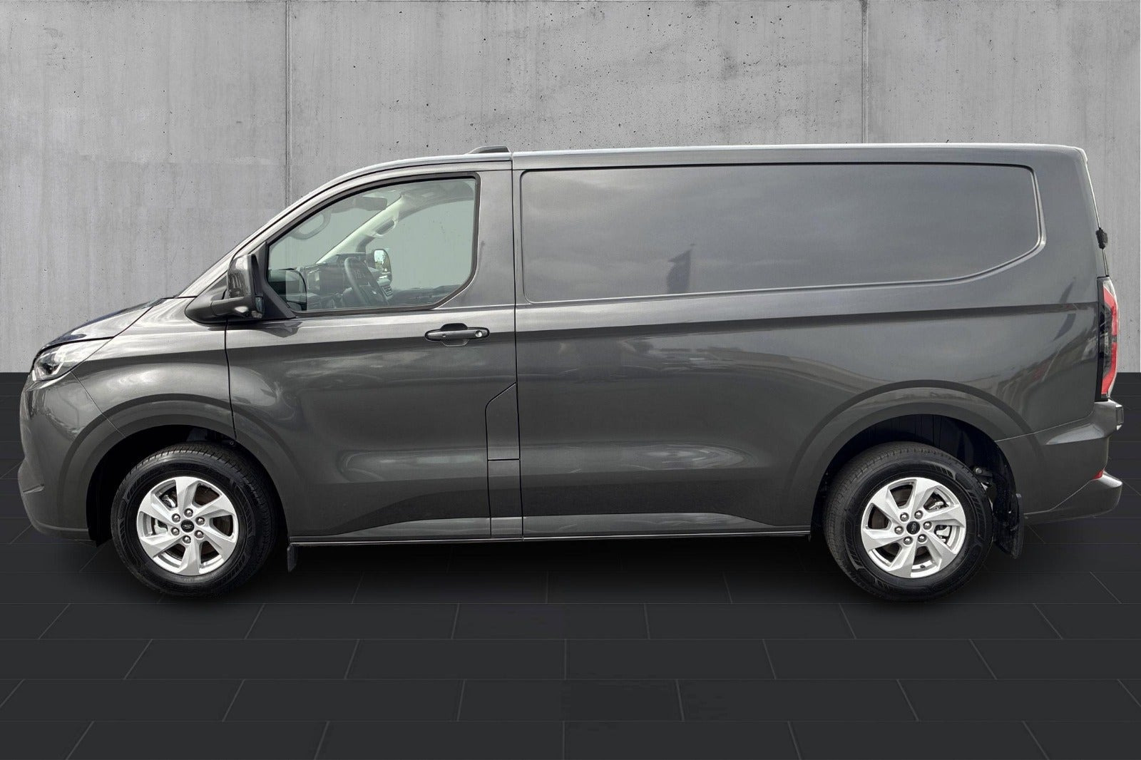 Grå Ford E-Transit Custom 320 L1 fra 2026