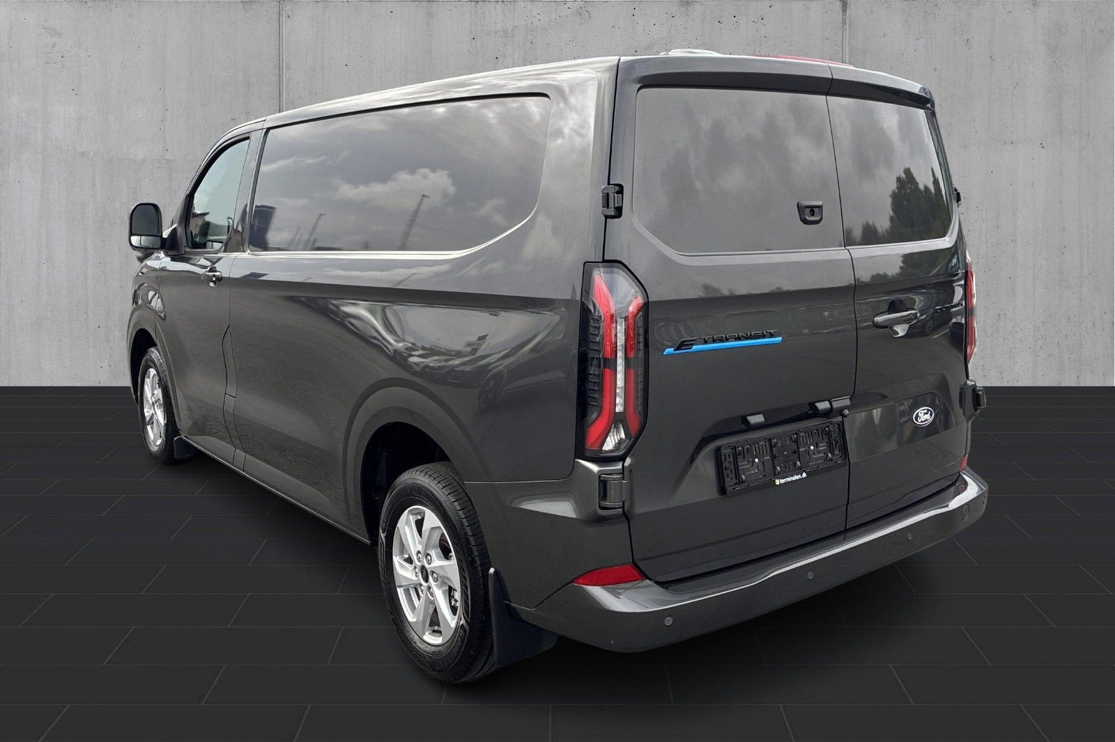 Grå Ford E-Transit Custom 320 L1 fra 2026