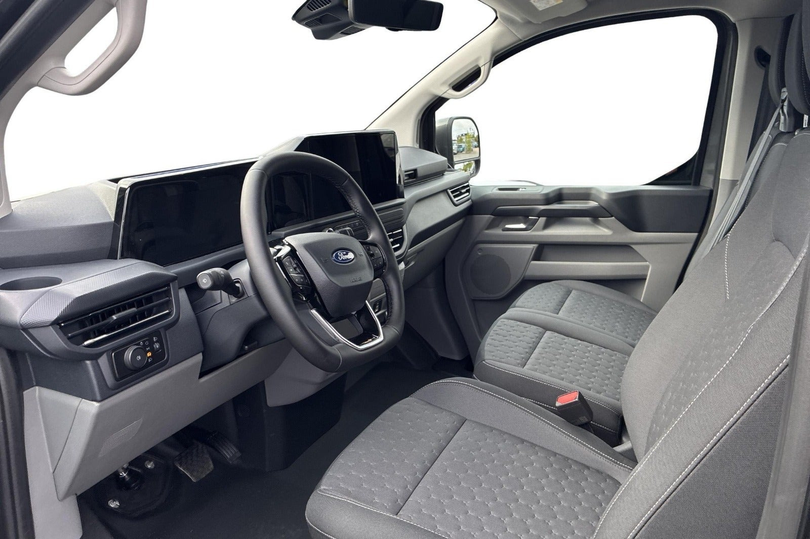 Grå Ford E-Transit Custom 320 L1 fra 2026