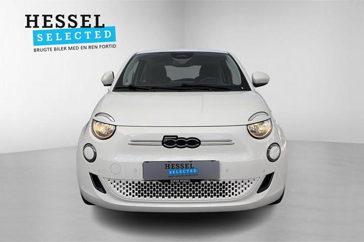 Hvid Fiat 500e fra 2024