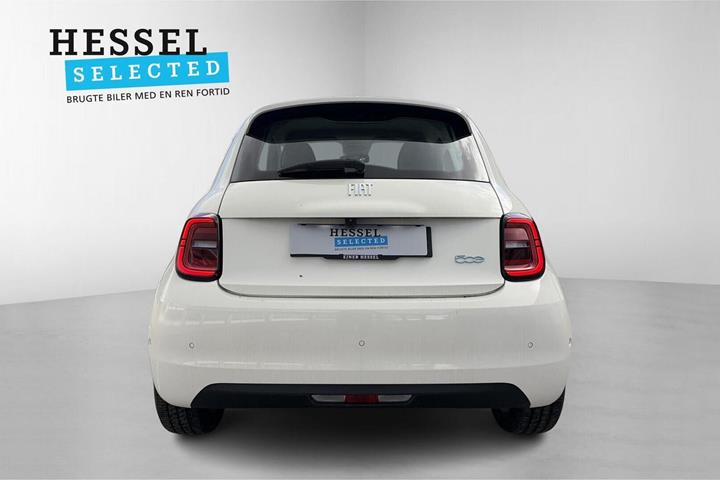 Hvid Fiat 500e fra 2024