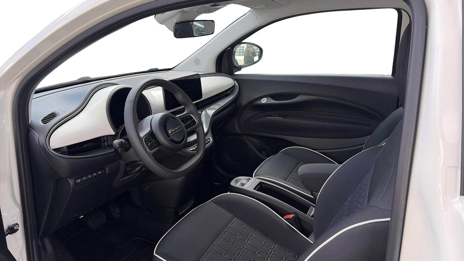 Hvid Fiat 500e fra 2024