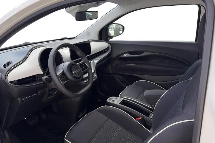 Hvid Fiat 500e fra 2024