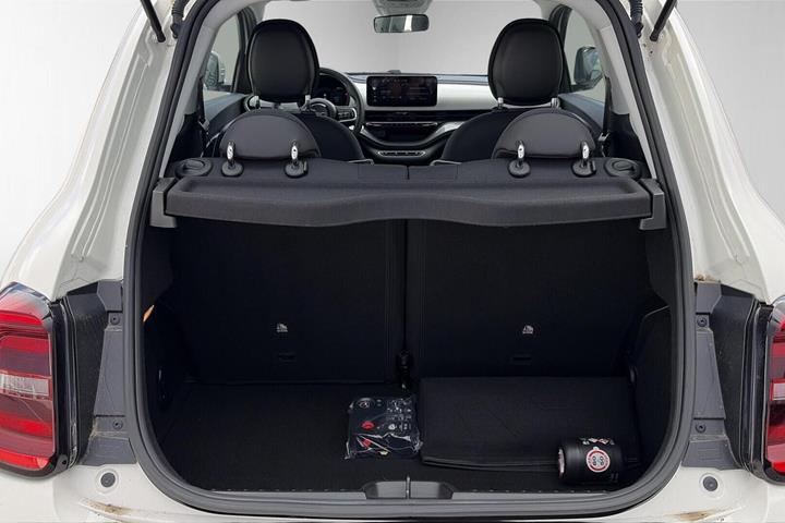 Hvid Fiat 500e fra 2024