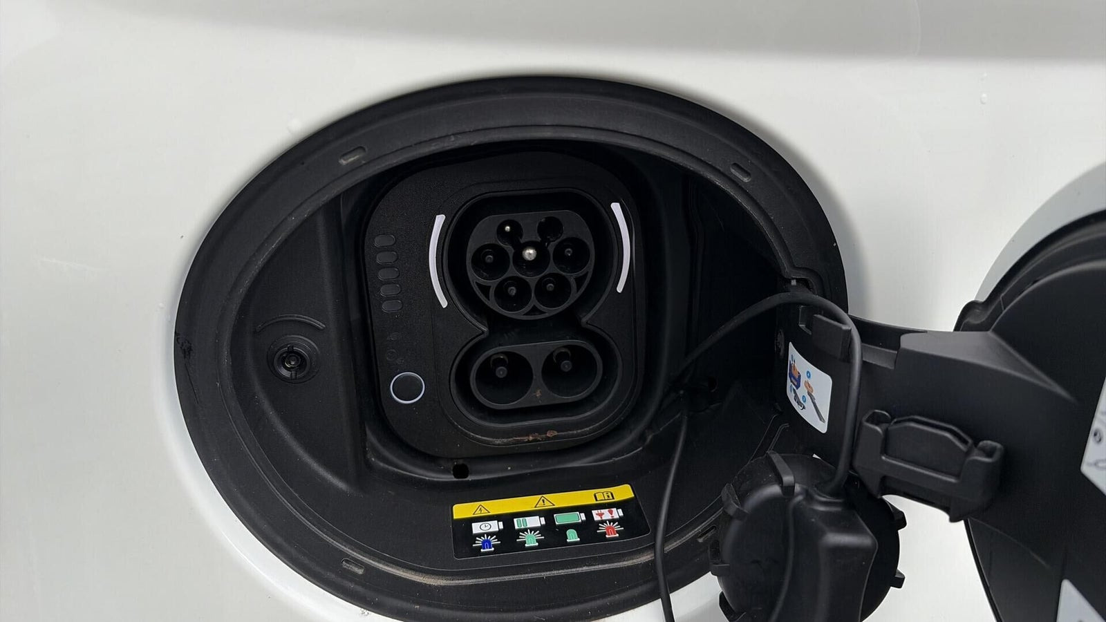Hvid Fiat 500e fra 2024