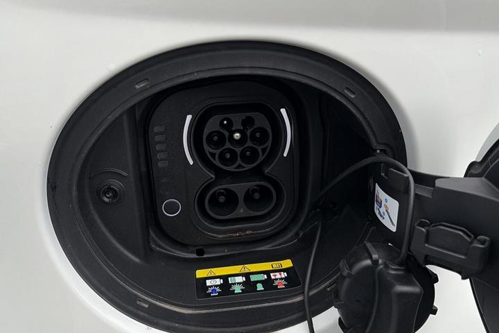 Hvid Fiat 500e fra 2024