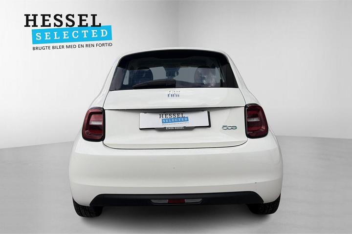 Hvid Fiat 500e fra 2023