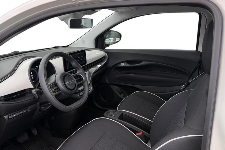 Hvid Fiat 500e fra 2023
