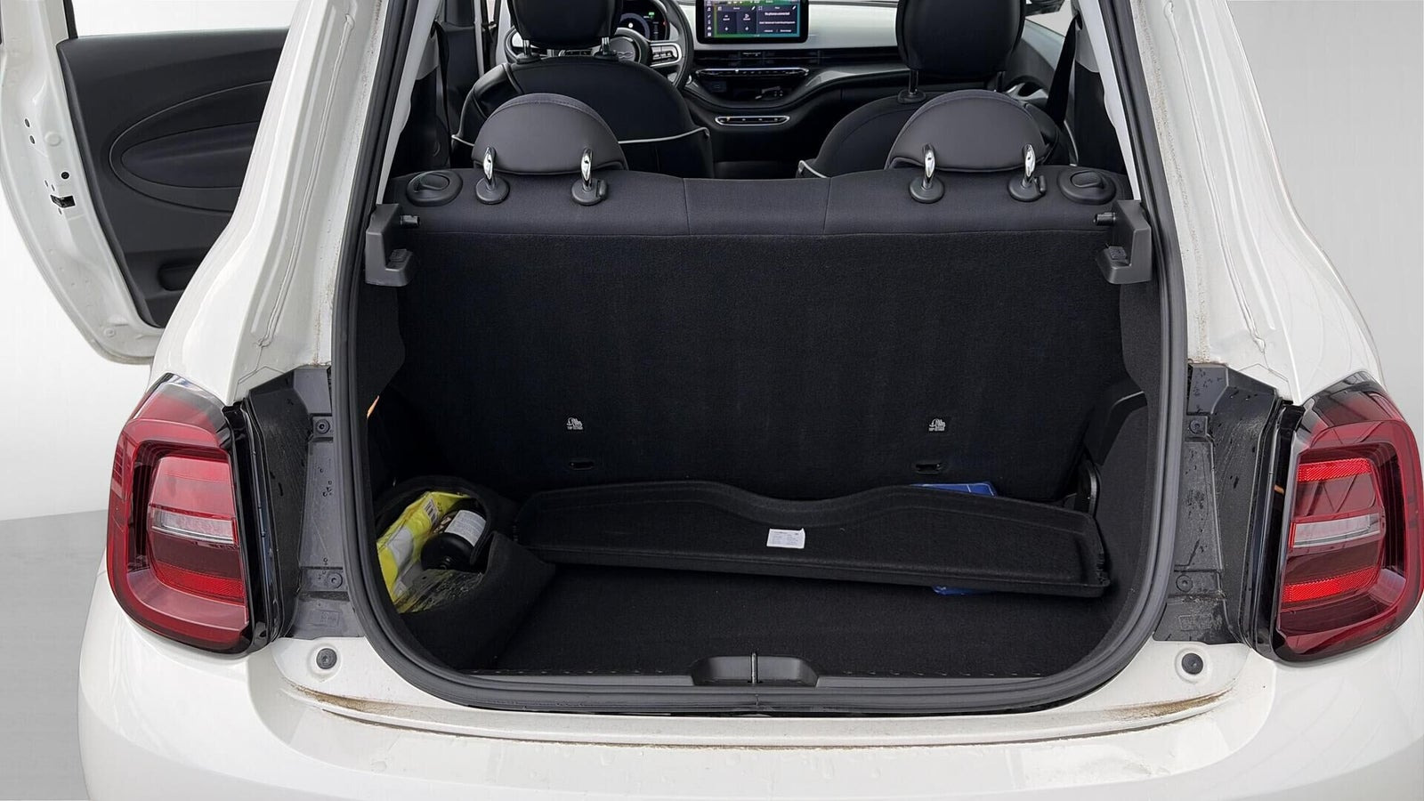 Hvid Fiat 500e fra 2023