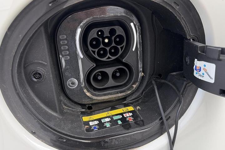 Hvid Fiat 500e fra 2023