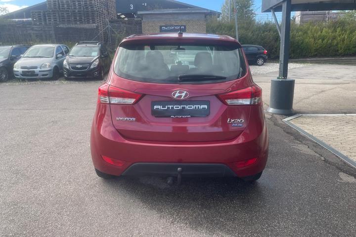 Rød Hyundai ix20 fra 2010
