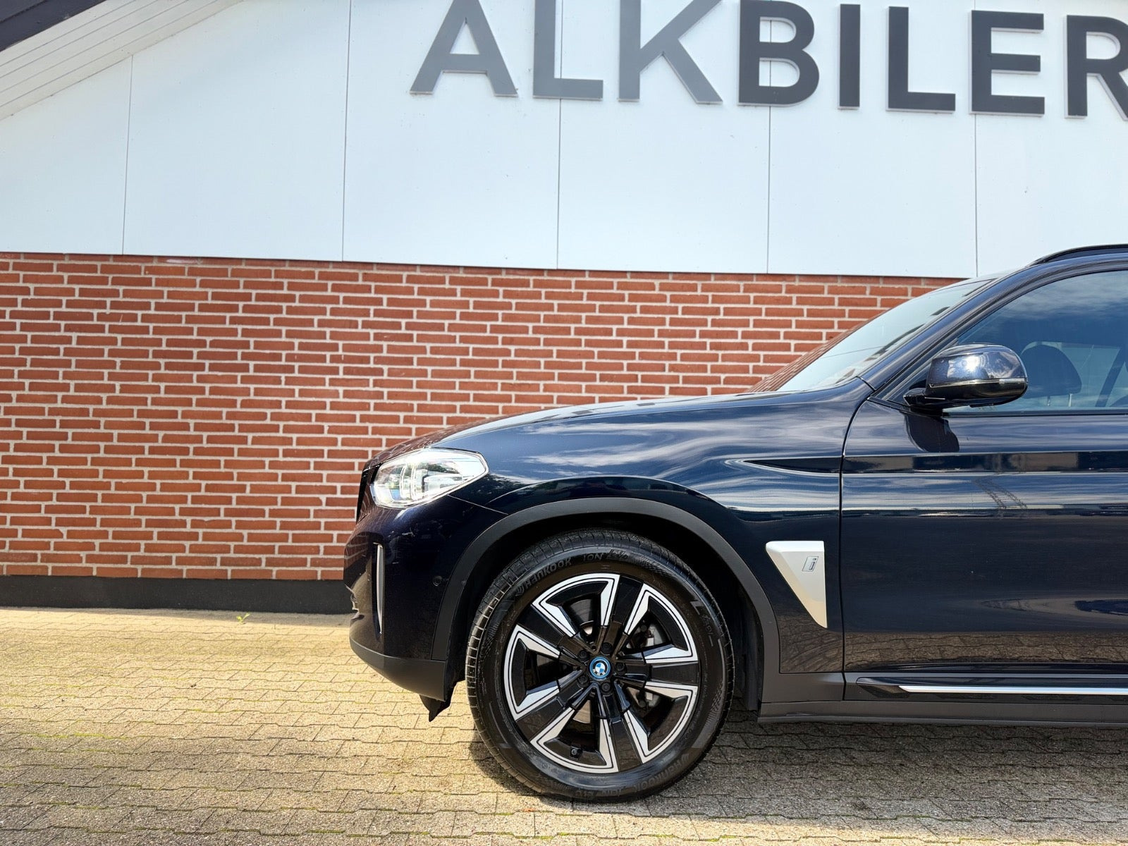 Blå BMW iX3 fra 2021