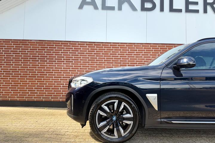 Blå BMW iX3 fra 2021